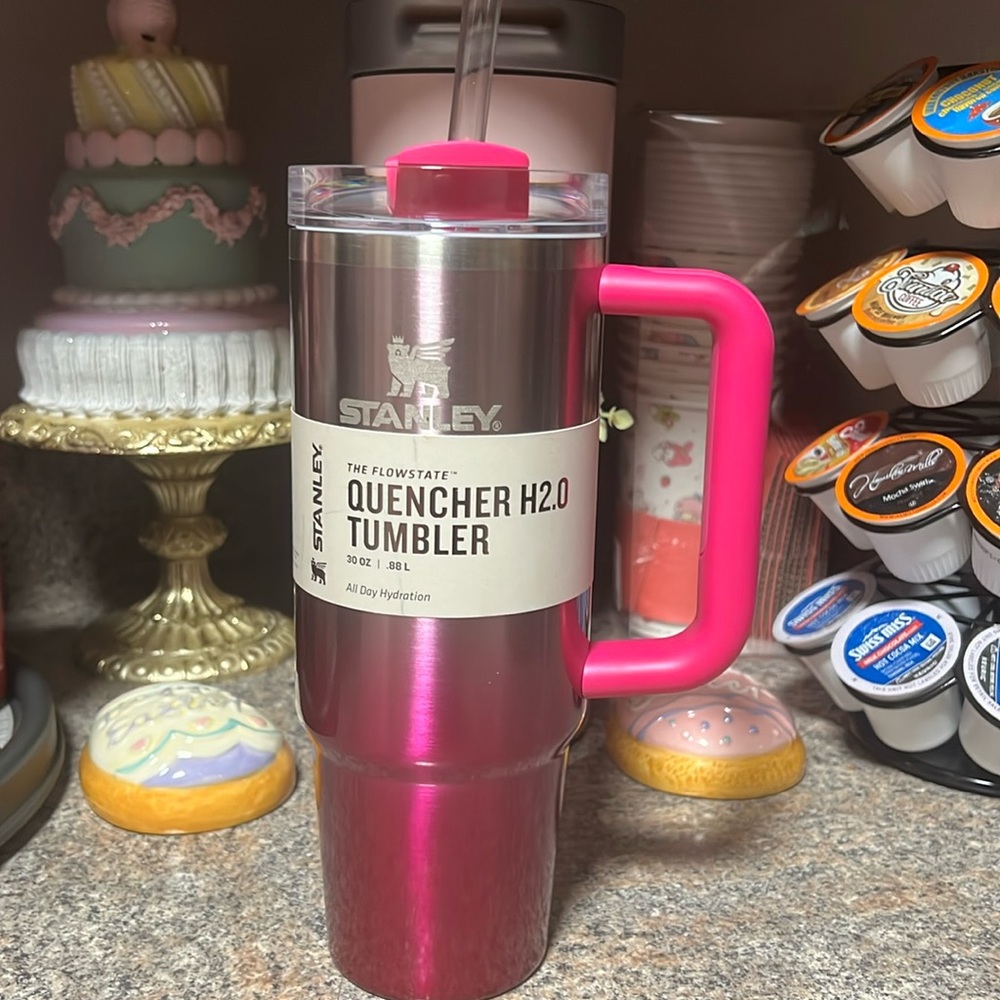 New Stanley Quencher Tumbler
Camelia Gradient 30oz